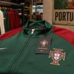 Veste portugal technique 1/4 zip officielle, tissu vert et rouge en boutique