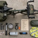 Accessoires cyclotourisme : trousse réparation, tente, sac de couchage