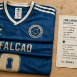 Maillot colombie 2018 Adidas domicile et extérieur sur table