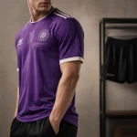 Maillot de foot violet en studio, manches courtes, tissu respirant