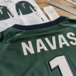 Maillot navas sur table, flocage NAVAS et numéro visible