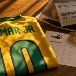 Maillot Neymar Brésil plié, flocage et guide des tailles PUMA sur table