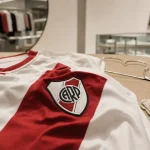 Maillot river plate avec bande diagonale rouge officielle, gros plan