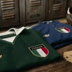 Maillot vert Italie dans un vestiaire sportif, vue rapprochée.