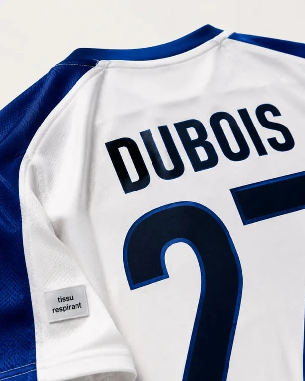 Détail de maillot de foot concept avec tissu respirant et flocage personnalisé