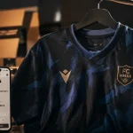 Maillot de foot concept noir et bleu nuit, design exclusif, prix 34,90 €