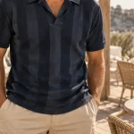 Maillot de foot stylé pour l'été bleu marine sur short chino beige