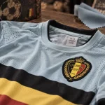 Maillot exterieur belgique euro 2016 : gros plan tissu et écusson