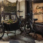 Vélo cargo électrique urbain sur trottoir, courses et matériel