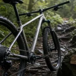 VTT semi rigide en forêt, sur sentier boueux